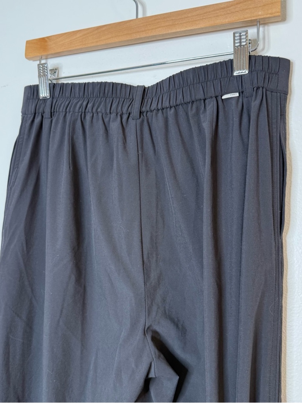 Vuori Villa Trouser in black size medium inseam 33” - Picture 7 of 14
